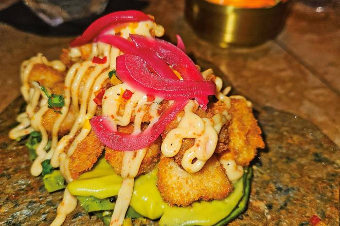 Smoked avocado con chicharrón de pescado Smoked avocado con chicharrón de pescado