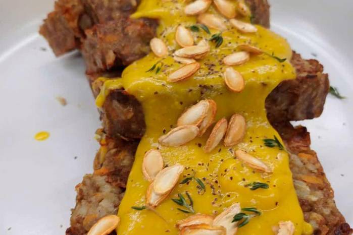 ‘Veggieloaf’ con salsa de zapallo al curri. ‘Veggieloaf’ con salsa de zapallo al curri.