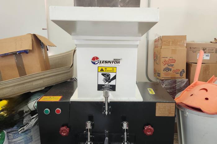 Máquina trituradora de plásticos. Máquina trituradora de plásticos.