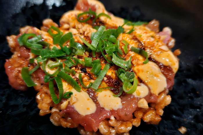 Tartar de atún sobre arroz tostado. Tartar de atún sobre arroz tostado.