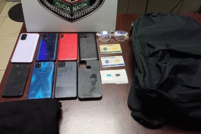 Policía aprehende a hombre que hurtaba celulares en el Metro de Panamá Policía aprehende a hombre que hurtaba celulares en el Metro de Panamá