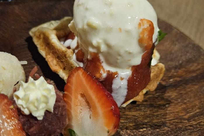 Waffle de pan de bono con helado de queso costeño. Waffle de pan de bono con helado de queso costeño.