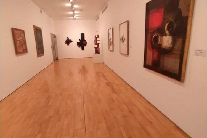 Uno de los grandes donadores a esta colección de arte fue el maestro Fernando Botero con obras propias y de otros artistas. Uno de los grandes donadores a esta colección de arte fue el maestro Fernando Botero con obras propias y de otros artistas.