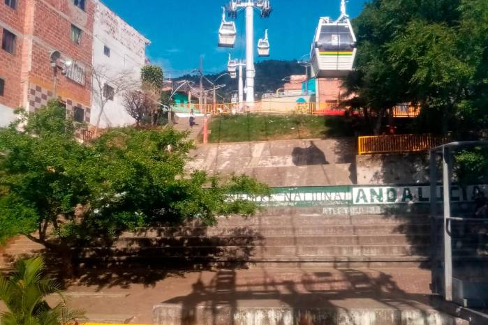 El Metrocable en Medellín no solo mejoró la movilidad en las zonas montañosas de la ciudad, sino que también impulsó una transformación urbana integral. Se revitalizaron los barrios más vulnerables con nuevas infraestructuras como parques, bibliotecas y centros comunitarios, mejorando la calidad de vida y promoviendo la cohesión social. El Metrocable en Medellín no solo mejoró la movilidad en las zonas montañosas de la ciudad, sino que también impulsó una transformación urbana integral. Se revitalizaron los barrios más vulnerables con nuevas infraestructuras como parques, bibliotecas y centros comunitarios, mejorando la calidad de vida y promoviendo la cohesión social.