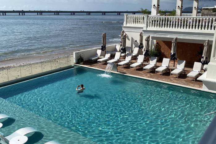 La piscina del Sofitel Legend Casco Viejo, ubicada frente al mar, ofrece una experiencia única donde las olas se acercan a la zona social del hotel. La piscina del Sofitel Legend Casco Viejo, ubicada frente al mar, ofrece una experiencia única donde las olas se acercan a la zona social del hotel.