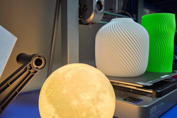 También se puede reusar el plástico en elementos decorativos. También se puede reusar el plástico en elementos decorativos.