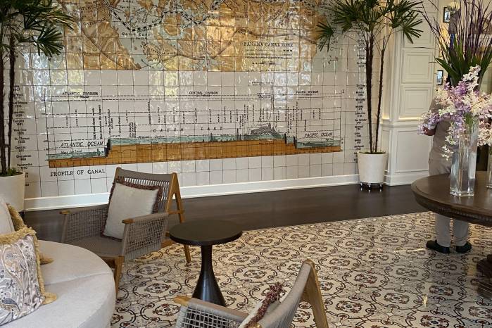 Interiores del hotel que fusionan influencias francesas y norteamericanas, con detalles elegantes como un mural de mosaicos inspirado en la Zona del Canal. Interiores del hotel que fusionan influencias francesas y norteamericanas, con detalles elegantes como un mural de mosaicos inspirado en la Zona del Canal.