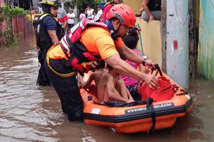 Las intensas lluvias dejaron estragos en al menos dos provincias. En la capital se reportaron colapsos de estructuras, deslizamientos y graves inundaciones en múltiples comunidades. Las intensas lluvias dejaron estragos en al menos dos provincias. En la capital se reportaron colapsos de estructuras, deslizamientos y graves inundaciones en múltiples comunidades.