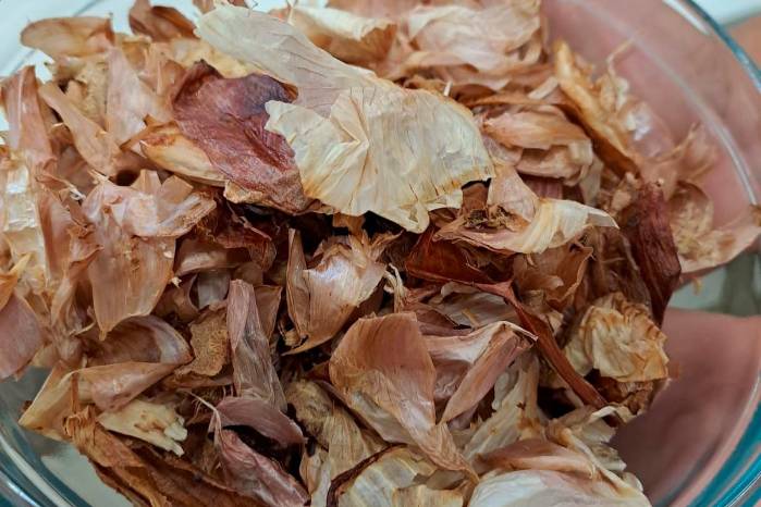 Cáscaras de cebolla y ajo, luego de ser horneadas y trituradas, sirven como condimento natural. Cáscaras de cebolla y ajo, luego de ser horneadas y trituradas, sirven como condimento natural.