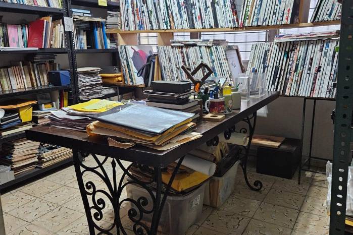Libros y pinturas ocupan los espacios de la residencia de Antonio Alvarado Libros y pinturas ocupan los espacios de la residencia de Antonio Alvarado