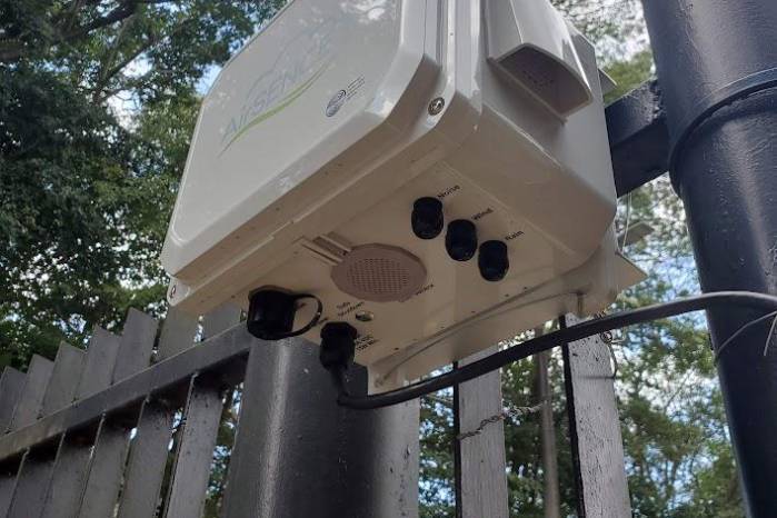 La estación de monitoreo de contaminantes atmosféricos ‘AirSence’ está́ ubicada en la entrada del Campus Dr. Víctor Levi Sasso, de la UTP La estación de monitoreo de contaminantes atmosféricos ‘AirSence’ está́ ubicada en la entrada del Campus Dr. Víctor Levi Sasso, de la UTP