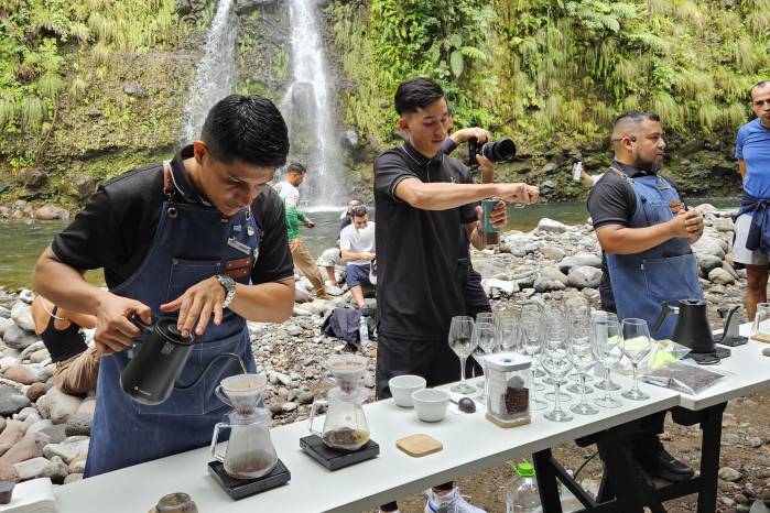 Los baristas preparan el café para los excursionistas. Los baristas preparan el café para los excursionistas.