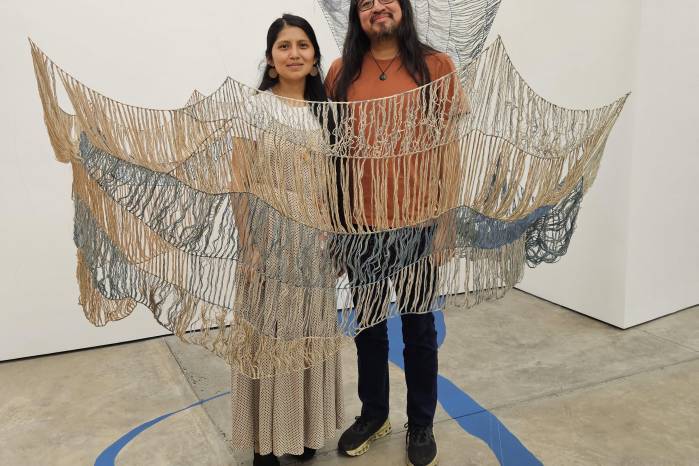 Flores Pescorán y Miguel López, envueltos en la instalación. Flores Pescorán y Miguel López, envueltos en la instalación.