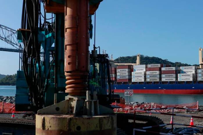 El primer pilote se ubicará en la pierna norte del puente, ubicada en el área de tierra firme, mientras avanzan en el relleno marítimo de más de 11.000 m³ en el lado sur. El primer pilote se ubicará en la pierna norte del puente, ubicada en el área de tierra firme, mientras avanzan en el relleno marítimo de más de 11.000 m³ en el lado sur.