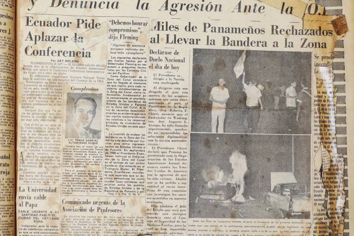 En este monumento de recordación a los caídos el 9 de enero se representa el intento de ciudadanos panameños por izar la bandera dentro del territorio de la antigua Zona del Canal. En este monumento de recordación a los caídos el 9 de enero se representa el intento de ciudadanos panameños por izar la bandera dentro del territorio de la antigua Zona del Canal.