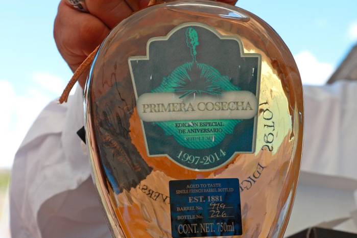 Fotografía que muestra una botella de sotol. Fotografía que muestra una botella de sotol.