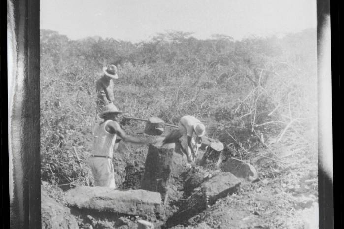 Excavación de megalitos en El Caño, 1925. Excavación de megalitos en El Caño, 1925.