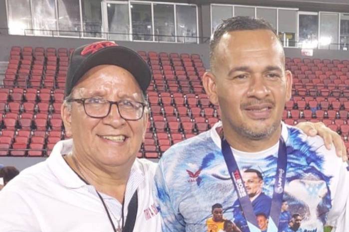 Campo Elías Estrada (izq.) junto al técnico del Plaza, Mario Méndez, tras la victoria. Campo Elías Estrada (izq.) junto al técnico del Plaza, Mario Méndez, tras la victoria.