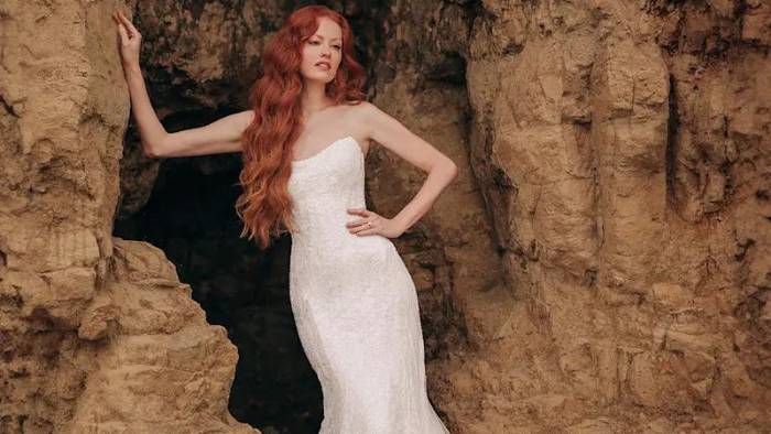 Desde lentejuelas brillantes que imitan el brillo de las olas del océano hasta delicados encajes que recuerdan a los arrecifes de coral, cada vestido es una obra maestra. Desde lentejuelas brillantes que imitan el brillo de las olas del océano hasta delicados encajes que recuerdan a los arrecifes de coral, cada vestido es una obra maestra.