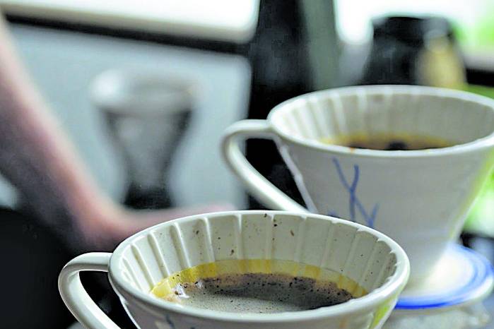 El café Geisha es molido y filtrado frente a la concurrencia. El café Geisha es molido y filtrado frente a la concurrencia.