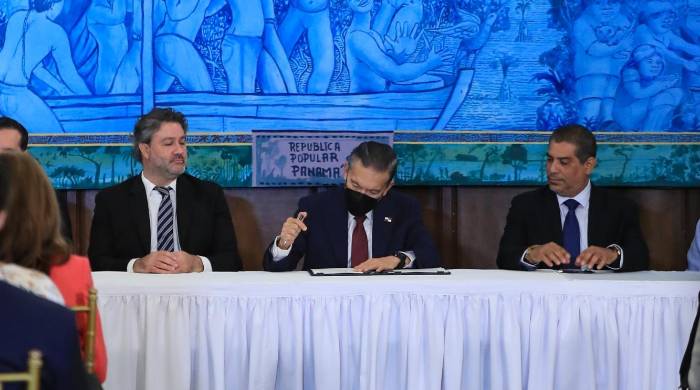 El presidente Laurentino Cortizo, y el ministro del Minsa, Luis Francisco Sucre firmaron el decreto este viernes. El presidente Laurentino Cortizo, y el ministro del Minsa, Luis Francisco Sucre firmaron el decreto este viernes.
