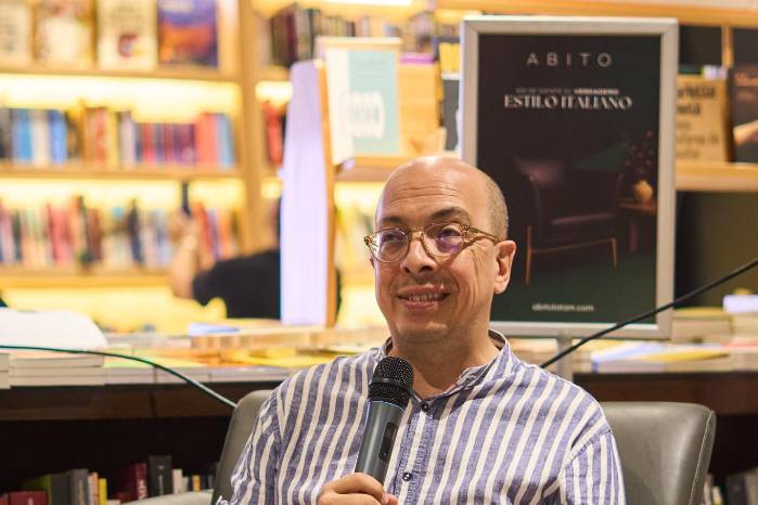 Jorge Volpi ha ganado premios como el Alfaguara de Novela, el José Donoso y la Medalla de la Orden de Isabel la Católica de España. Jorge Volpi ha ganado premios como el Alfaguara de Novela, el José Donoso y la Medalla de la Orden de Isabel la Católica de España.