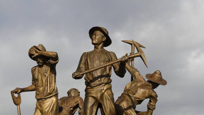 Develan monumento en honor a gallegos que trabajaron en la construcción del Canal Develan monumento en honor a gallegos que trabajaron en la construcción del Canal