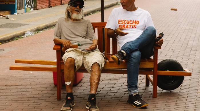 El artista panameño Jhafis Quintero irrumpe con una propuesta: sentarse a conversar. El artista panameño Jhafis Quintero irrumpe con una propuesta: sentarse a conversar.