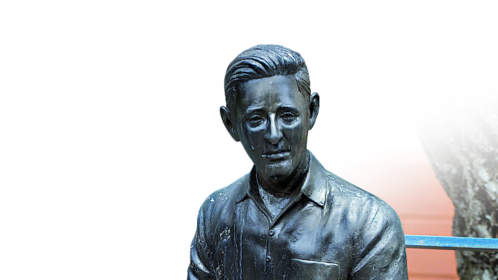 Fotografía de una escultura dedicada al poeta salvadoreño Roque Dalton. Fotografía de una escultura dedicada al poeta salvadoreño Roque Dalton.