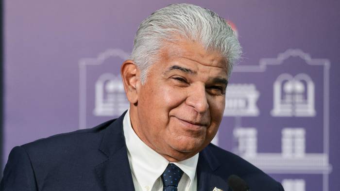 Mulino recalcó que los trabajadores de la mina fueron víctimas del cierre y prometió una solución que garantice empleos dignos sin repetir errores del pasado. Mulino recalcó que los trabajadores de la mina fueron víctimas del cierre y prometió una solución que garantice empleos dignos sin repetir errores del pasado.