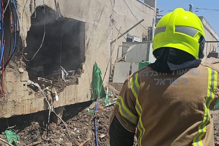 Israel acusó a Irán de violar un frágil acuerdo de alto el fuego este martes por la mañana al lanzar dos misiles. Israel acusó a Irán de violar un frágil acuerdo de alto el fuego este martes por la mañana al lanzar dos misiles.