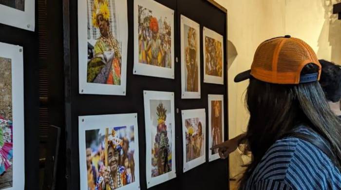 El fotógrafo Carlos Vicente Tapia busca retratar con empatía y realismo a la comunidad afroantillana que celebra sus tradiciones.