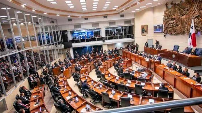 La propuesta fue apoyada por diputados de diversas bancadas. La propuesta fue apoyada por diputados de diversas bancadas.