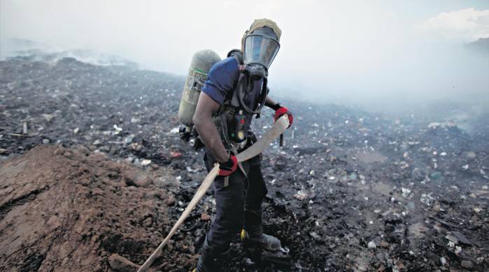 Imagen de personal idóneo sofocando uno de los incendios en el vertedero. Imagen de personal idóneo sofocando uno de los incendios en el vertedero.
