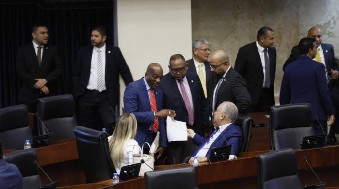 Más de 15 anteproyectos de ley esperan ser prohijados por la Comisión de Gobierno, Justicia y Asuntos Constitucionales, presidida por el diputado Luis Eduardo Camacho. Más de 15 anteproyectos de ley esperan ser prohijados por la Comisión de Gobierno, Justicia y Asuntos Constitucionales, presidida por el diputado Luis Eduardo Camacho.