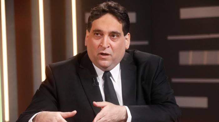 Valdés posee una licenciatura en Derecho y Ciencias Políticas. Valdés posee una licenciatura en Derecho y Ciencias Políticas.