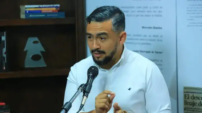 Luis Duke, del bloque opositor, denunció que el retraso en la asignación de comisiones en la Asamblea Nacional responde a la indecisión de un diputado de la bancada mixta. Luis Duke, del bloque opositor, denunció que el retraso en la asignación de comisiones en la Asamblea Nacional responde a la indecisión de un diputado de la bancada mixta.