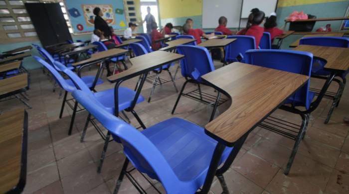 Grupo pequeño de estudiantes dentro de un aula en clases en ciudad de Panamá. Grupo pequeño de estudiantes dentro de un aula en clases en ciudad de Panamá.