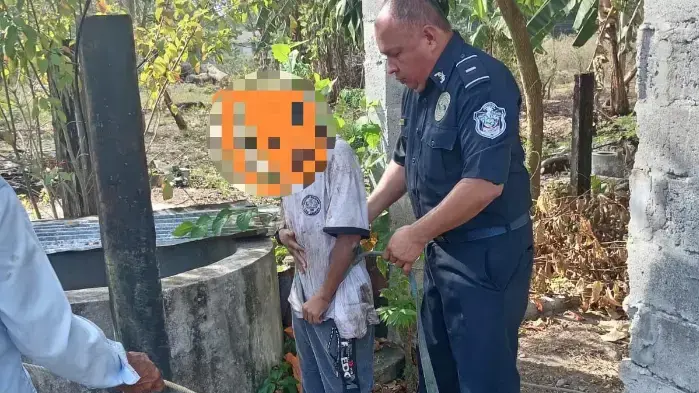 El niño se encontraba pidiendo ayuda desde adentro del pozo al ser ubicado por la Policía. El niño se encontraba pidiendo ayuda desde adentro del pozo al ser ubicado por la Policía.