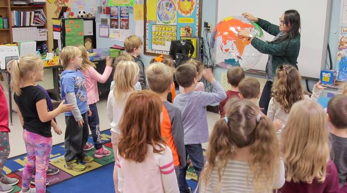 Imagen de un docente de América Latina impartiendo clases. Imagen de un docente de América Latina impartiendo clases.
