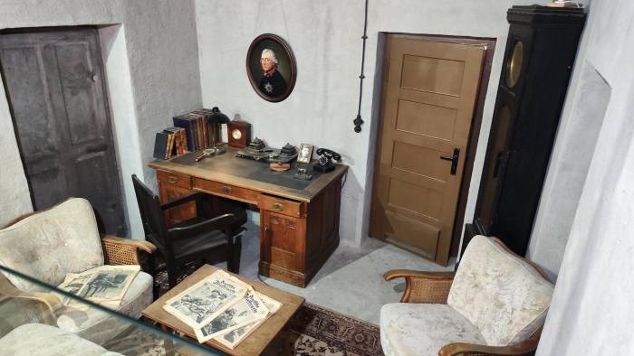 Reproducción histórica de una de las estancias de Adolf Hitler en el búnker berlinés en el que suicidó, parte de la exposición del Berlin Story GmbH. Reproducción histórica de una de las estancias de Adolf Hitler en el búnker berlinés en el que suicidó, parte de la exposición del Berlin Story GmbH.