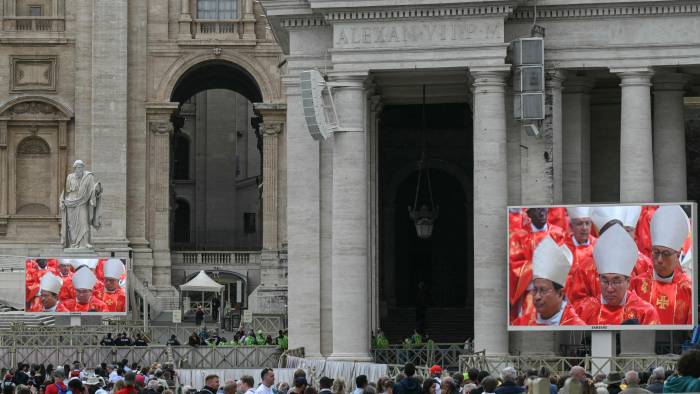 La segunda votación comenzó a las 10:00 a.m. de el Vaticano. La segunda votación comenzó a las 10:00 a.m. de el Vaticano.