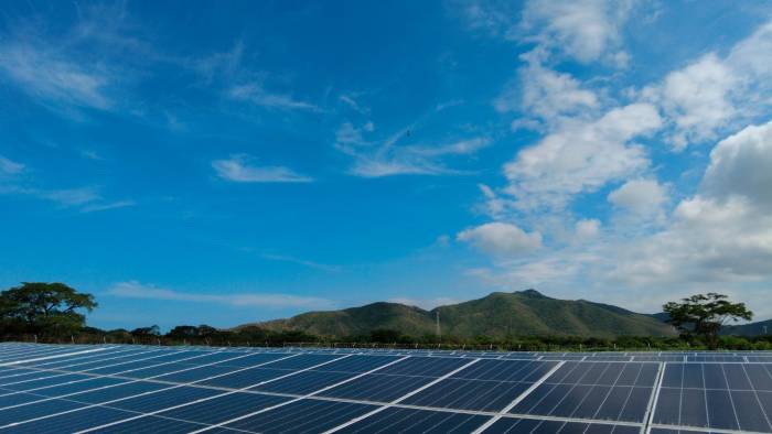 Los sistemas solares fotovoltaicos (SSFV) representan una solución sostenible y económica al aprovechar la energía solar para generar electricidad. Los sistemas solares fotovoltaicos (SSFV) representan una solución sostenible y económica al aprovechar la energía solar para generar electricidad.