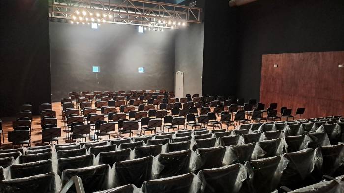 Cuenta con auditorios de diferentes capacidades para el público. Cuenta con auditorios de diferentes capacidades para el público.