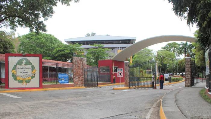 Parker explicó que el grupo de estudiantes admitido cumplió con todos los requisitos. Parker explicó que el grupo de estudiantes admitido cumplió con todos los requisitos.