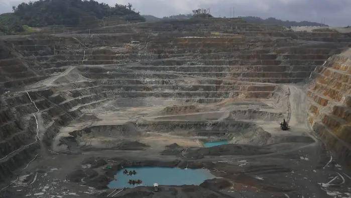 La propuesta de Mulino contempla una nueva estructura jurídica que permita la explotación de la mina sin recurrir a la figura de contrato ley, para evitar conflictos como los del pasado. La propuesta de Mulino contempla una nueva estructura jurídica que permita la explotación de la mina sin recurrir a la figura de contrato ley, para evitar conflictos como los del pasado.