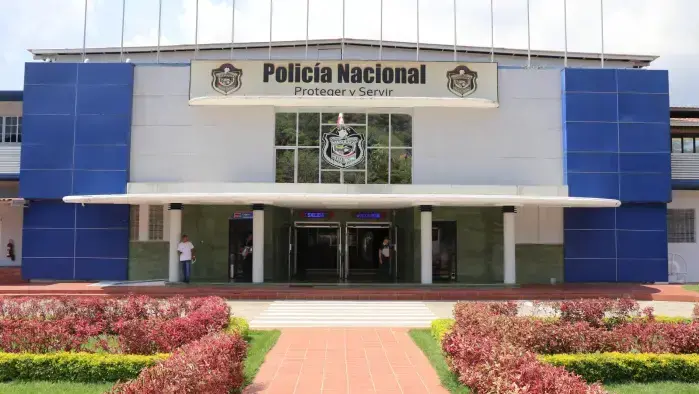 Pérez Balladares nombró al cubano-panameño José Luis “Pepelucho” Sosa, como jefe, a pesar de que la ley vigente de la Policía (Ley 20 de 1983) exigía que el comandante debía ser panameño. Pérez Balladares nombró al cubano-panameño José Luis “Pepelucho” Sosa, como jefe, a pesar de que la ley vigente de la Policía (Ley 20 de 1983) exigía que el comandante debía ser panameño.