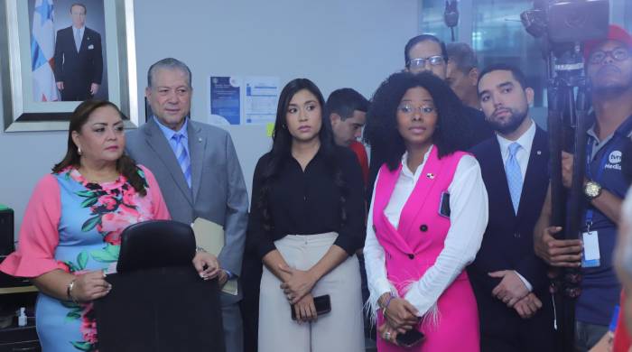 Castañeda y Chandler efectuaron un recorrido por la mayoría de las instalaciones de la Asamblea Nacional. Castañeda y Chandler efectuaron un recorrido por la mayoría de las instalaciones de la Asamblea Nacional.