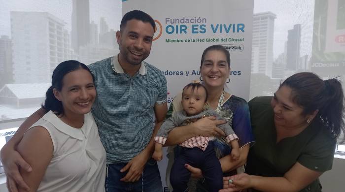 Una familia con la bebé con audífonos beneficiaria de fundación en brazos la presidenta, Giovanna Troncoso. Una familia con la bebé con audífonos beneficiaria de fundación en brazos la presidenta, Giovanna Troncoso.