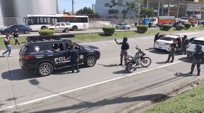Operativo de la Policía Nacional dio con la captura de los dos sospechosos en la Tumba Muerto. Operativo de la Policía Nacional dio con la captura de los dos sospechosos en la Tumba Muerto.